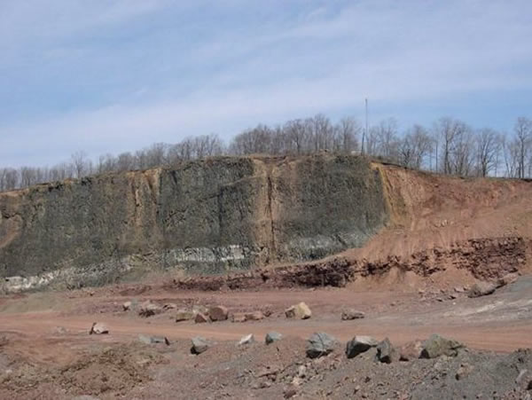 �����������ݿ�����ٵ�����һ��������ĩ�ڴ���������(ͼ�����)��¶�ڲ�ʯ��