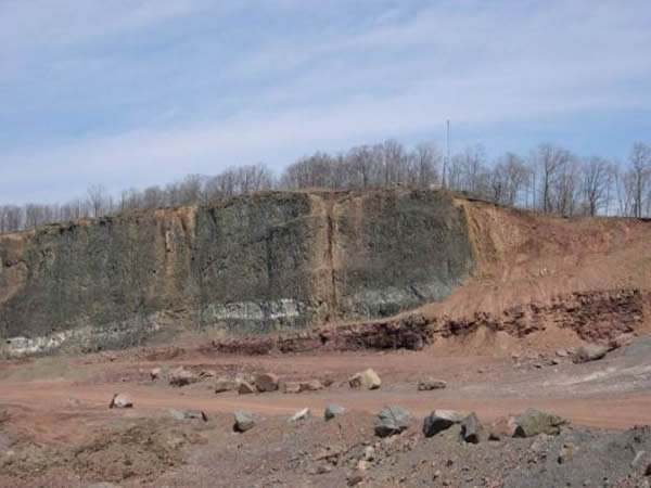 �����������ݿ�����ٵ�һ�������������ǲ�ʯ���������ĺ�ɫ��ʯ��������ĩ�ڵĴ��ģ���������γɣ��Ҳ�ĺ�ɫ�������д������ִ��������