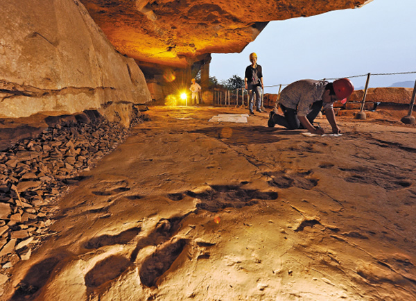 �����ϵ�������կ����Ȼ�ĺ��򰼶���Ϊ��������Ѽ������������µ��㼣�����˾��ѵ�������������Ա���ڲ����ͼ�¼��ЩԶ�ŵļ���