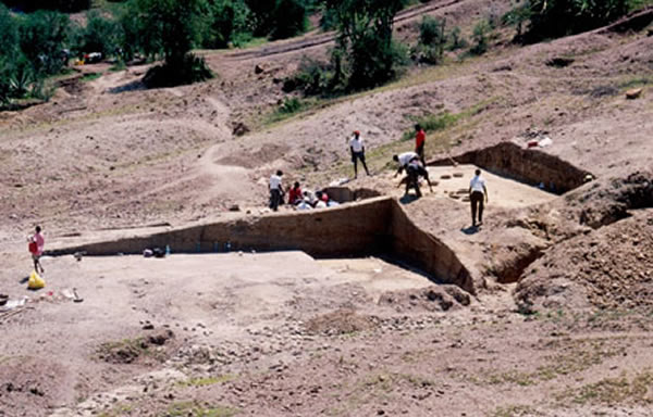 研究人员在肯尼亚坎杰拉发掘地点发现了动物骨骼上的石器工具标记,这表明人类祖先早在200万年前就猎杀大型生物的尸体。