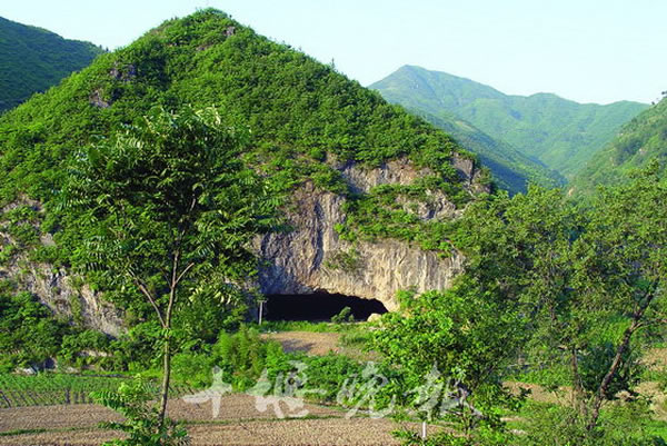 位于郧西县香口乡李师关村的黄龙洞，是一个大型管状溶洞。