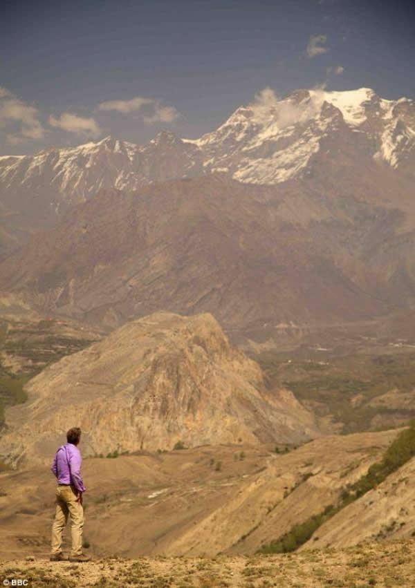 伊恩·斯图尔特教授在喜马拉雅山。高山的形式是印度洋板块与其它大陆板块相撞的结果。这也是导致欧亚大陆形成的关键步骤。