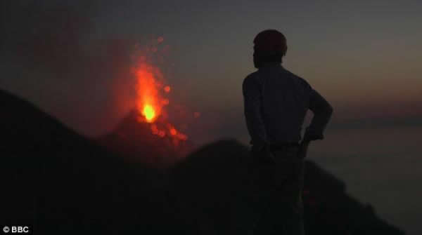 在斯特隆博利岛火山岛顶部,伊恩·斯图尔特教授解释了建造欧亚大陆的过程,证实这个过程导致地球上的大陆结合在一起,形成广袤的“超级大陆”。