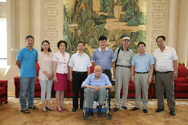 胡老与中国地质博物馆领导、工作人员和国家古生物专家委员会专家合影