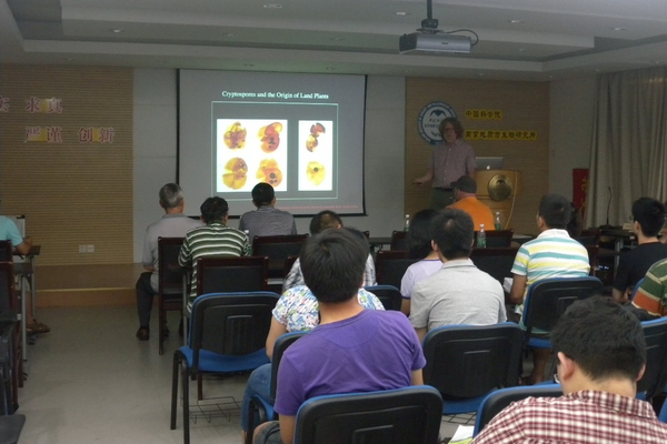 Paul Strother教授在做报告