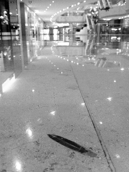 德基地板砖上的箭石