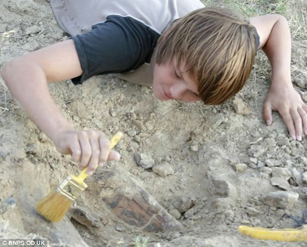 这位是古生物学家的儿子,他在发掘梁龙中也发挥了重要作用