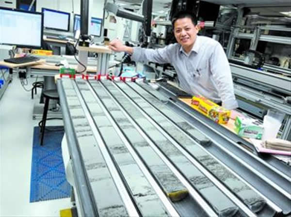 同济大学海洋与地球科学学院教授刘志飞与浊流沉积岩芯合影。(资料照片)