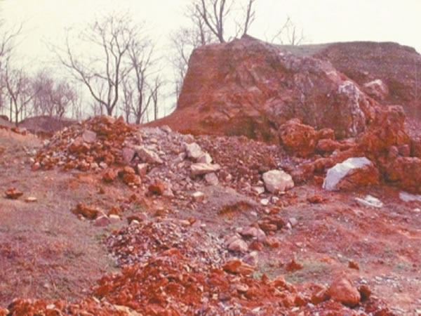 出土化石的山体裂隙堆积