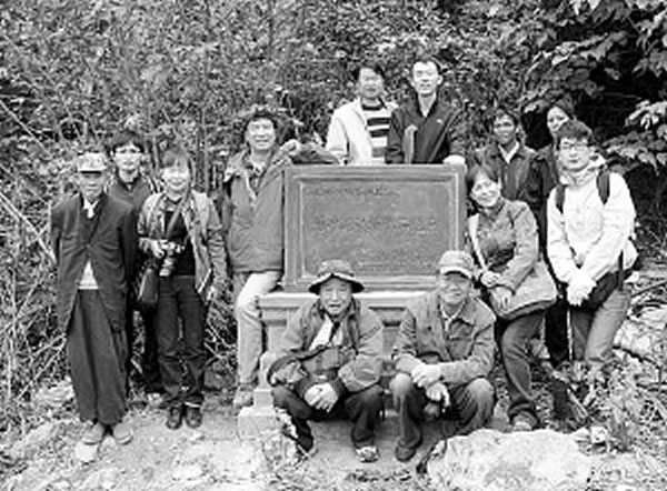 ���ŶӶ�Ա�ڷ��־�Գ��ʯ���ų嶴��ʯ����Ӱ