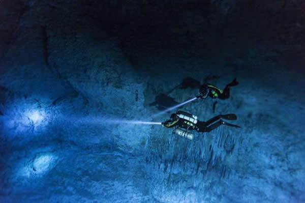 潜水员阿尔贝托和苏珊正在墨西哥尤卡坦半岛的水下洞穴里探索，在这里发现了纳亚头骨。