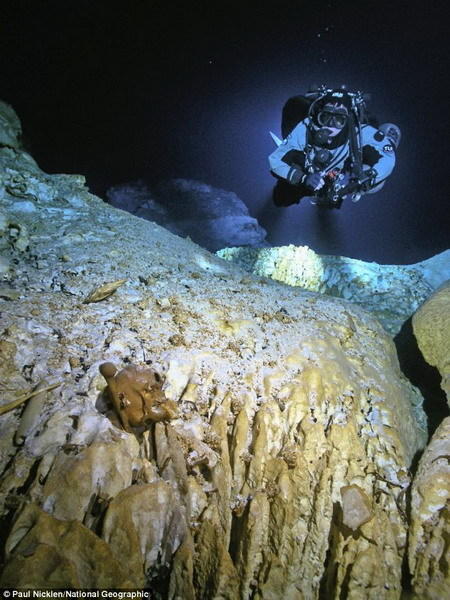 Hoyo Negro水下洞穴是墨西哥金塔纳罗奥州一个黑色深渊，充满着深不可测的海水。潜水员使用水下推进设备，例如：滑行艇，行进1220米才能穿过这个水下通道。