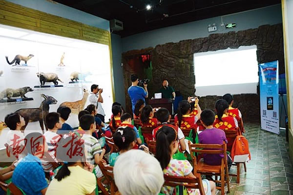 古生物学家苗德岁给广西小朋友讲《物种起源》的趣事