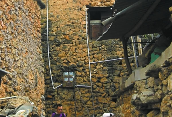 ������Ȼ�ǻ�ʯ��ģ���ˮ�����Ѿ�ͨ�����ӣ����ǵ����������ڲ��ϸ��ơ�