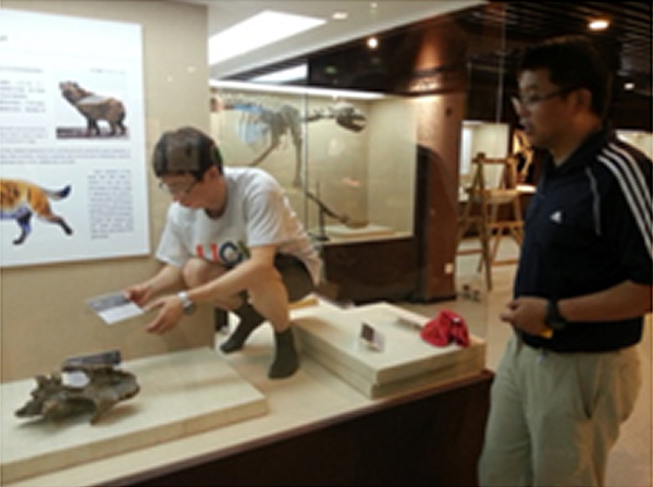 标本馆馆长刘金毅(右)与古动物馆馆长王原一起布展