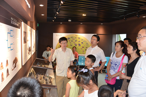 王原馆长(左一)给嘉宾和观众讲解