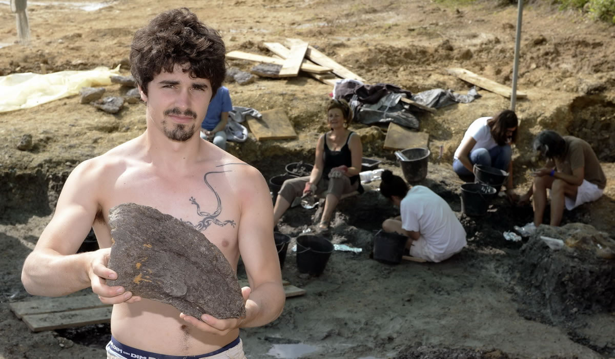 7��29�գ� �ڷ������ſˣ����ʵ£��ο͹ۿ�ѧ����־Ը�����ھ��ֳ�Ѱ�ҿ�����ʯ��