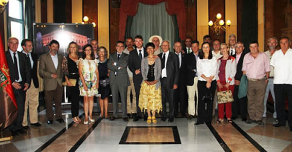 布尔戈斯市政府招待晚会的嘉宾合影