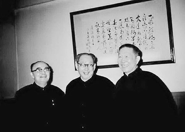 1982年,黄汲清(左)、尹赞勋(中)、李春昱(右)在北京地质学院合影