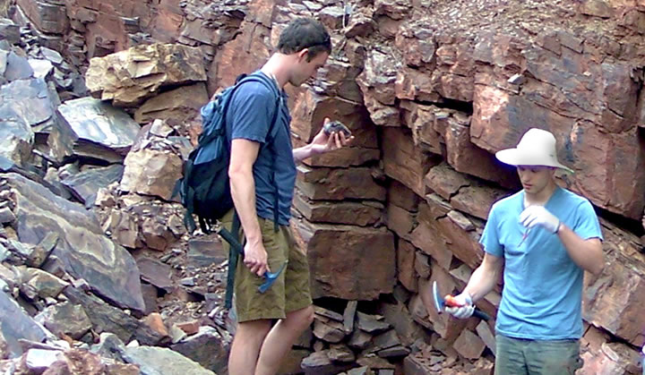 研究人员在野外工作