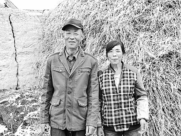 象骨化石发现人鲍占平和他的妻子