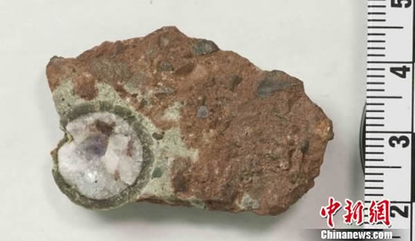 ����ʯ�ڲ����нᾧ�壬�ᾧ���ﻹ�в�ͬ��ɫ�Ĳ��֡�