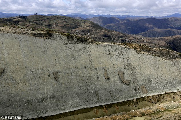 ���ڵ��ʻ�Ծ�ԣ����汣���п�����ӡ����ʯ�����ƶ����𽥸����ʯ���ң������γ�һ�涸�͵��ұ�(ͼ����ʾ)��