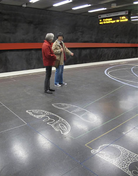 ˹�¸��Ħ����վ̨���������͹�������­��Ƭͼ�����֣���ͼ������Ϊ������Ժʿ���ң���˹�¸��Ħ����ݹ�ֲ��ѧ��Else Marie Friis���ڣ��󣩣�