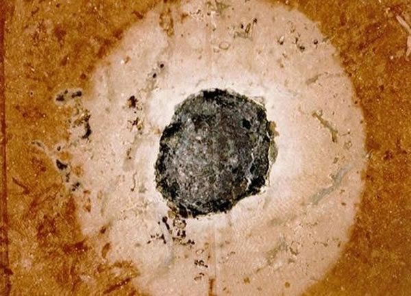 ���Ƕ��ʯ�����еġ��Ѿ���ʯ������ʯ����ګɽʮ�ֵ��͡����м��һ�ź�ɫ���ʱ�����ʯ��������ʯ��Χ�Ļ�ɫ�������Ǳ������ɺ�ɫ��ʯ��ʯ���ܵ���ʯײ��ʱ�����˻�ԭ��Ӧ