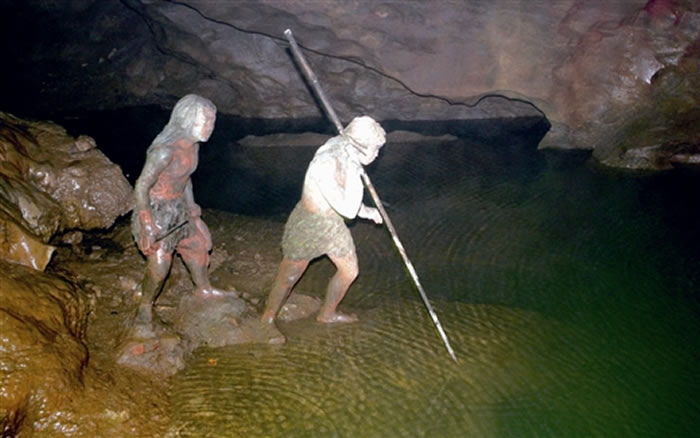 白莲洞内展现古人渔猎的雕像