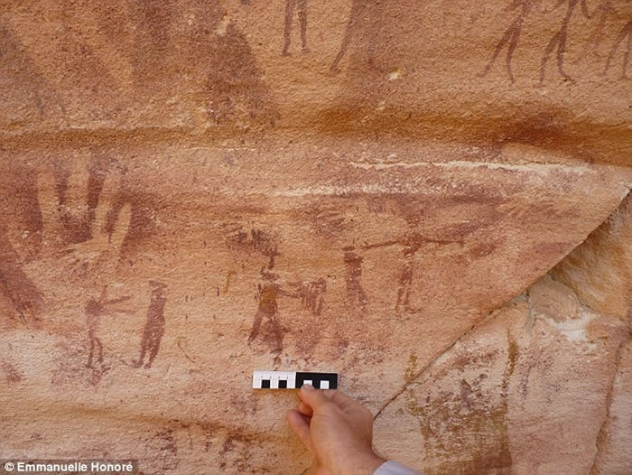 埃及“野兽洞穴”8000年前印在岩石上的手印可能不是人类婴儿的手而是巨蜥的脚