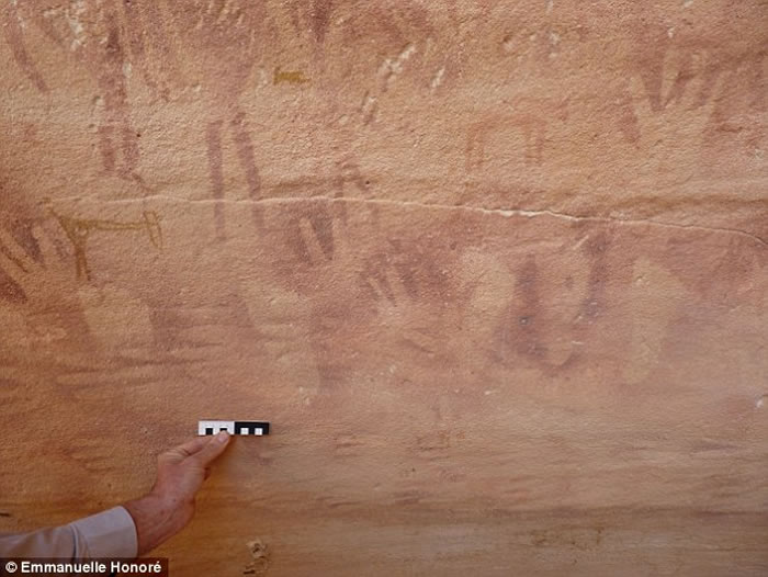 埃及“野兽洞穴”8000年前印在岩石上的手印可能不是人类婴儿的手而是巨蜥的脚