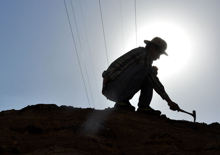 ��־���Ļ�ʯ��Ե