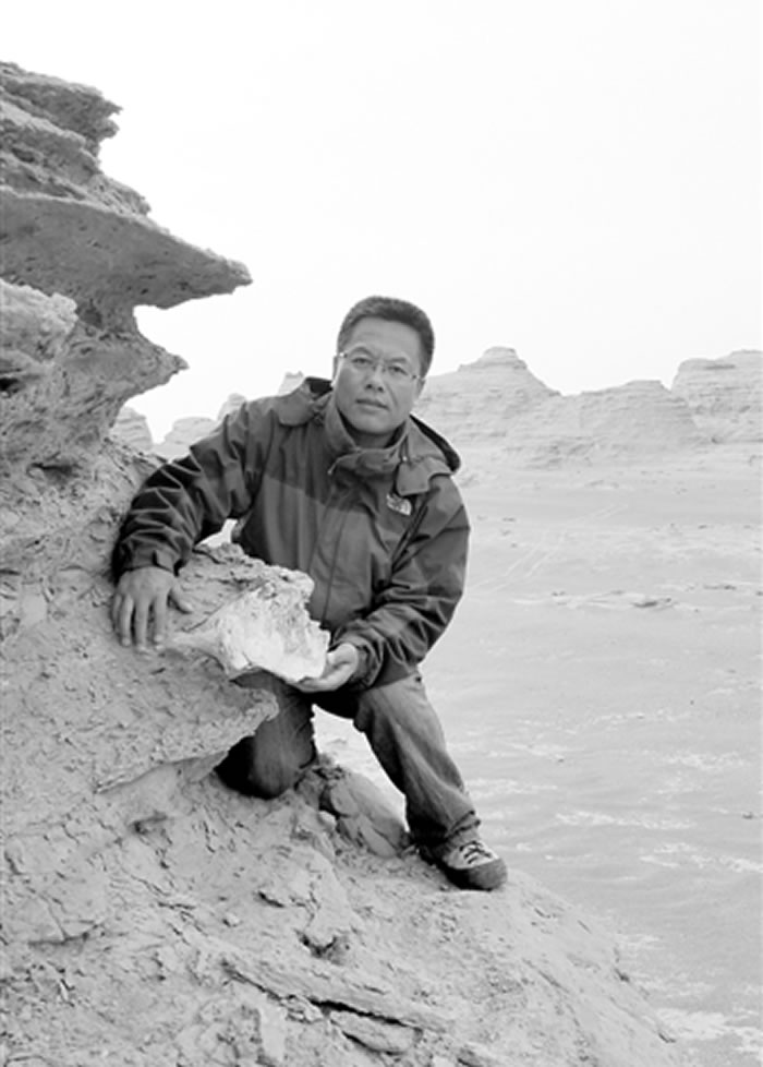 图为2015年汪筱林在新疆哈密考察早白垩世沉积地层。