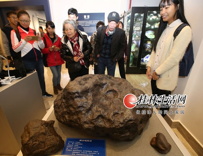 �ι��߱������֮��������һ������̫�գ��ش�3.5�ֵ��ϵ�����ʯ������