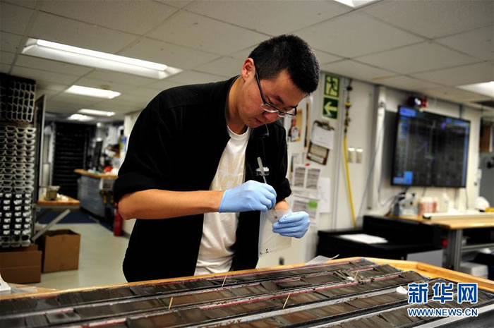 �Ž���֪���٣��׺�ɣ�Ｘ��Ǩ�����ڷŴ�1000�౶����΢���£������ġ����ϵĿ�ѧ�Ҷ����˴��Ϻ�������ȡ����о�С���΢���硱�����ԡ��»��緢������ �㣩