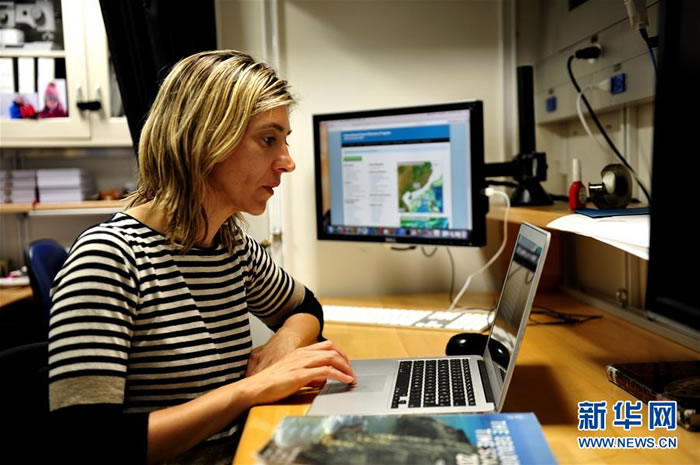 �Ž���֪���٣��׺�ɣ�Ｘ��Ǩ�����ڷŴ�1000�౶����΢���£������ġ����ϵĿ�ѧ�Ҷ����˴��Ϻ�������ȡ����о�С���΢���硱�����ԡ��»��緢������ �㣩