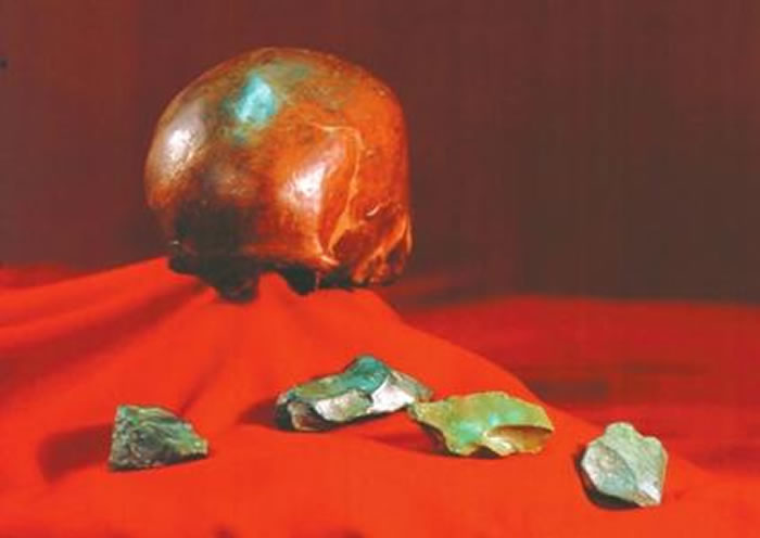 �������ˡ�ͷ���Լ�ͷ���Է��ֵľ�ʯ��ʱ��Ψһ��׶��