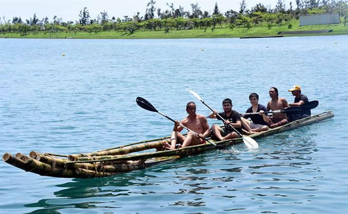 肩负旧石器时代航海实验的竹筏，今天在活水湖展开试划。（庄哲权摄）