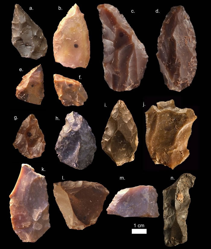 这些中石器时代的工具包括颗粒状、柱状和片状等多种形态,它们出土于Jebel Irhoud发掘现场的第六和第七挖掘层。另外,所发现的智人化石中,除了一颗牙齿,其余