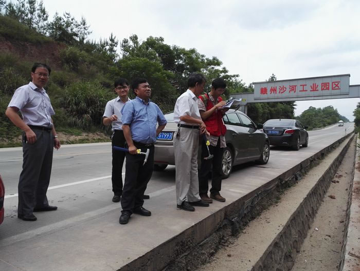 在野外开展调查研究