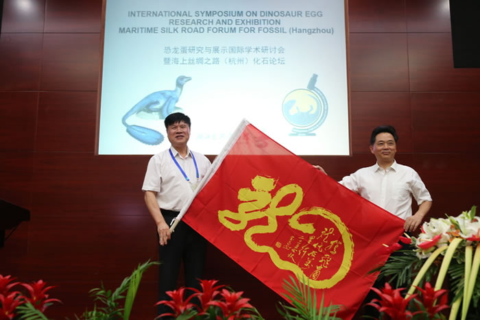 ��������ʯ�о���չʾ����ѧ�����ֻ��ߡ�����˿·����ʯ��̳���㽭��Ȼ������ٿ�