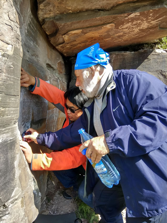 赫热勒哈亚岩画拓片操作