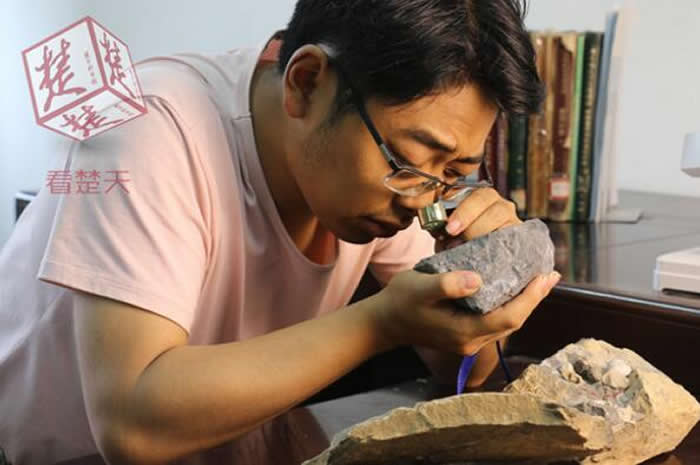 �й����ʴ�ѧ���人����ѧԺ����ѧ���������ʯͷ��д�������ĵ��Ϲ����ڿ�