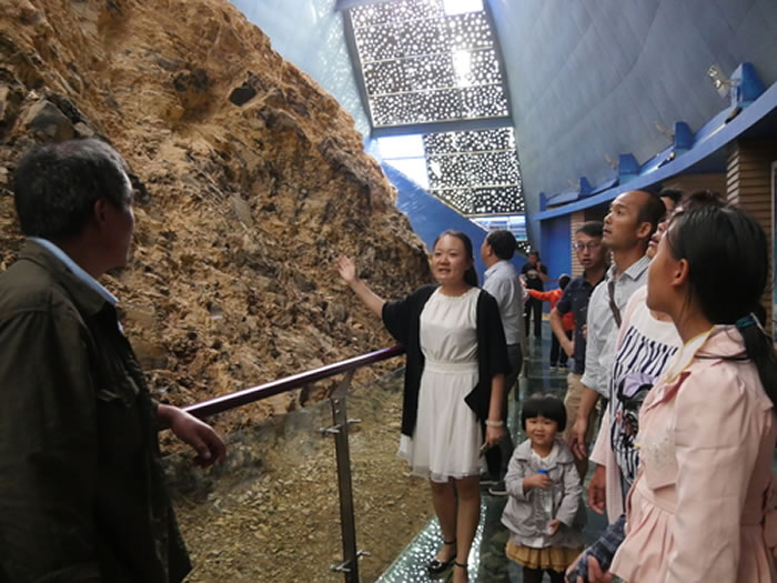 帽天山化石遗址参观者络绎不绝 张勇摄