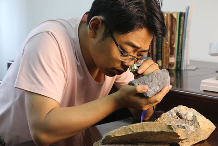 第十三届中国大学生年度人物候选人:中国地质大学(武汉)地质学2014级本科生王奉宇