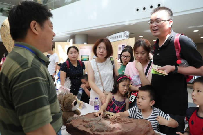 �Ϻ���Ȼ�����Я�ֹ����ߴ�֪����ѧ���ݵĹ�����ѧ�ߡ���̨��Ϸ��