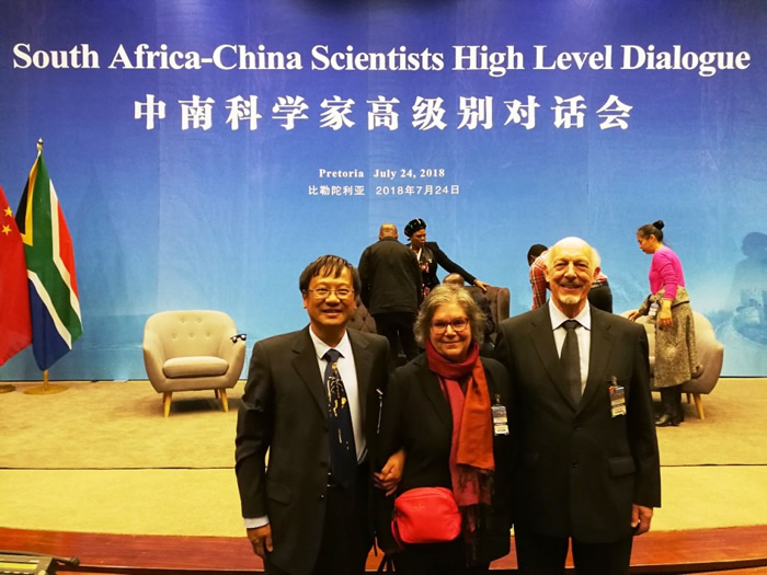 刘武研究员与南非金山大学Ron Clarke 教授、Lynne Schpartz 教授在会场