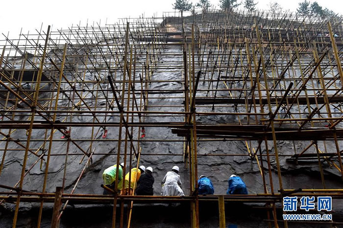 10��15�գ�������Ա�ڱ�������������ʹ�԰�Կ����㼣��ʯ��չ�����Ա���������  �»������ ������ ��