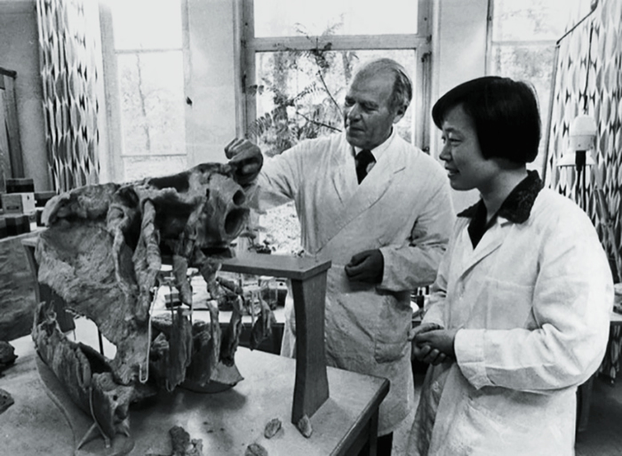 1980�꣬�������������浼ʦ�Ŷ�ά��ѧϰ�����ԡ������㡱���о�����ս�˵�ʦ�����ۡ��������� / ��ͼ��